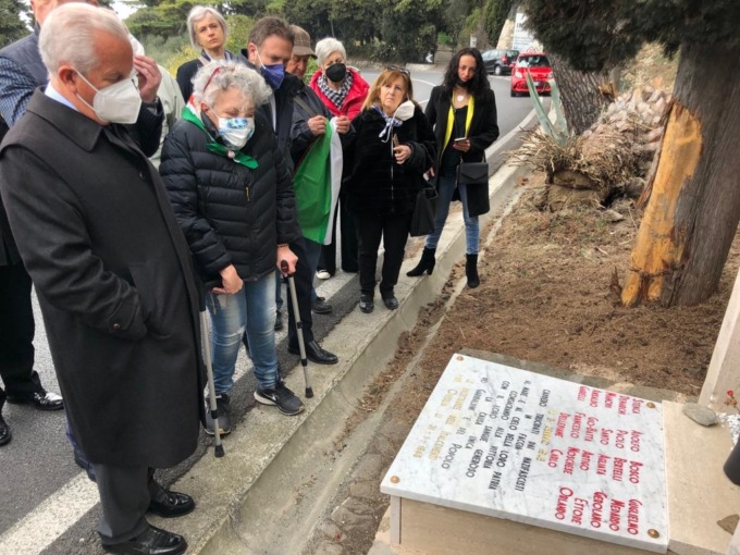 Ritorna alla sua originale bellezza la lapide su Capo Berta