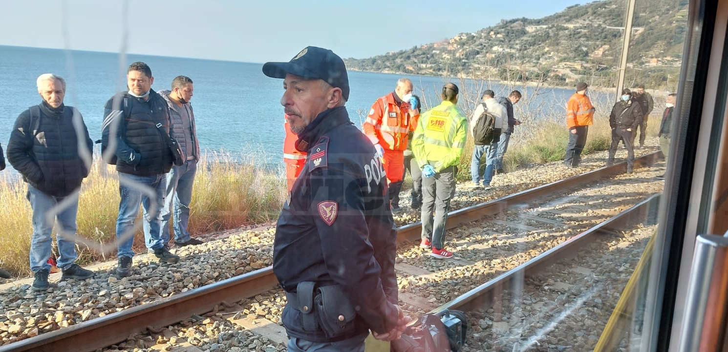 migrante treno francese migranti ferrovia calandre