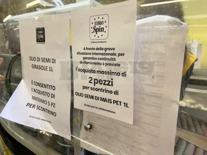 Il supermercato Eurospin raziona l’olio di semi, ristoranti tolgono il pesce dal menù
