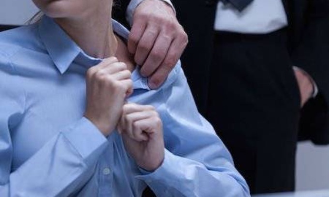 Professore ligure arrestato per abusi sessuali su due allieve minorenni