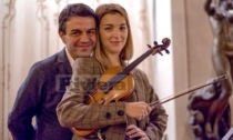 Coppia di violinisti russo-ucraina suona al Casinò di Sanremo per la pace