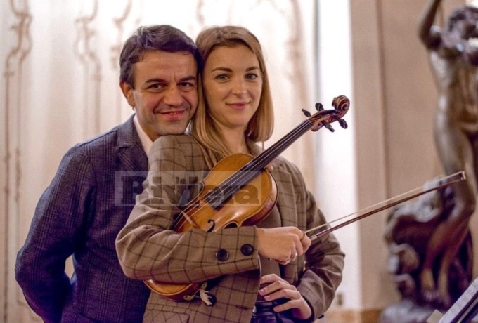 Coppia di violinisti russo-ucraina suona al Casinò di Sanremo per la pace