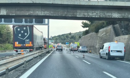 A10: Chilometri di coda tra Andora e San Bartolomeo per un tir fermo nel doppio senso di marcia