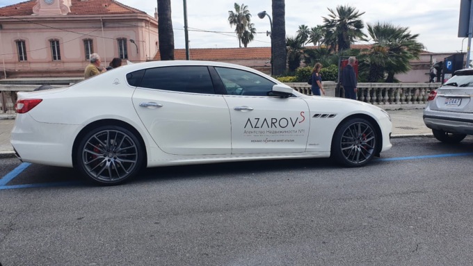 Tagliano le gomme all’auto di un russo