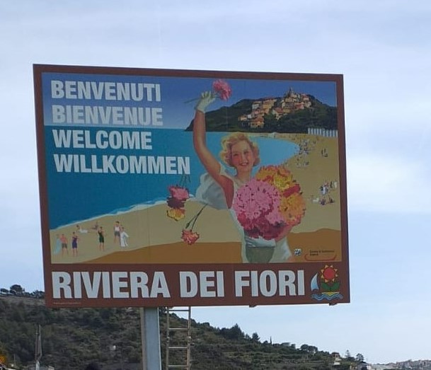 Benvenuto da Federalberghi con un cartello in autostrada