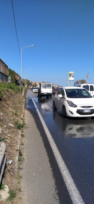 Grossa perdita di acqua nella notte sull’Aurelia tra Arma e Riva