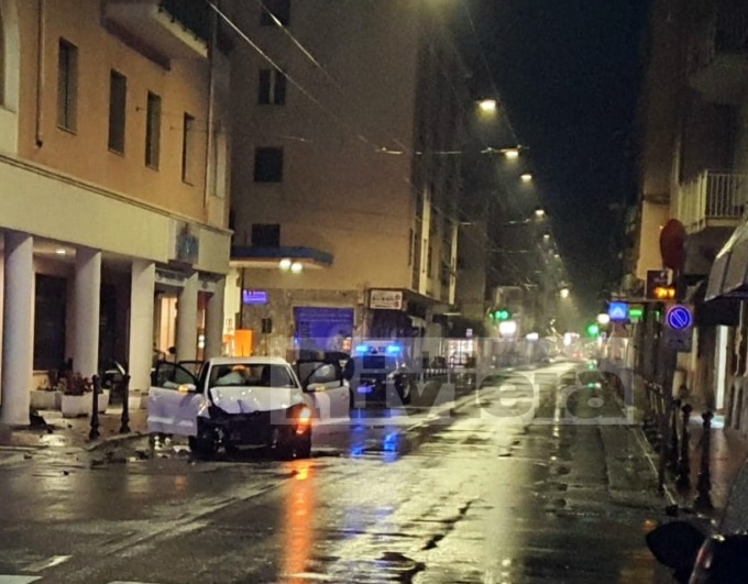 Perde il controllo della guida e si schianta sul marciapiede a Bordighera