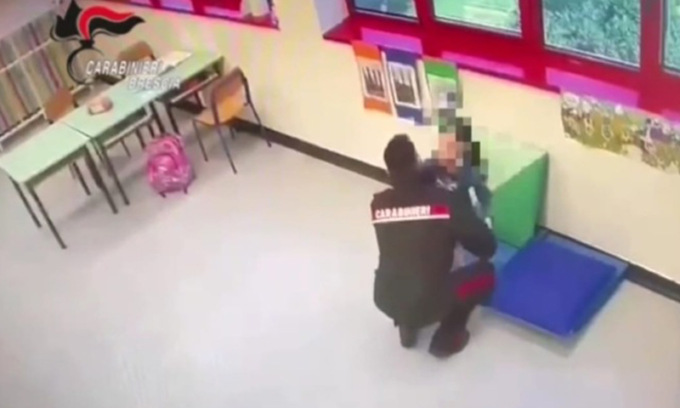 Bimba disabile picchiata dall’assistente di sostegno a scuola: salvata dal maresciallo