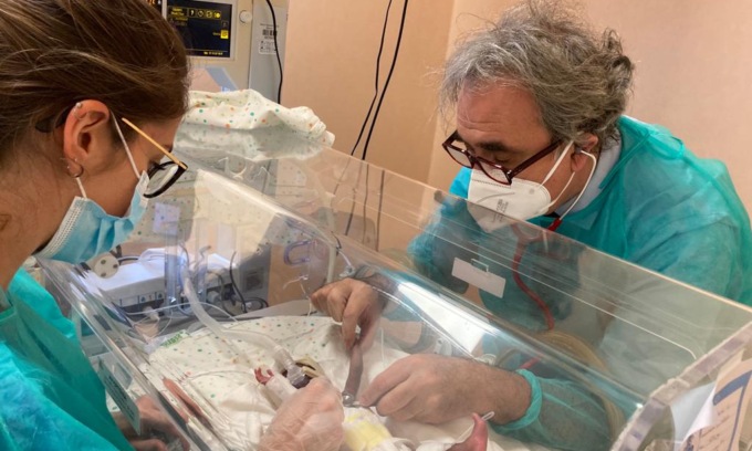 Da Bucarest al Gaslini di Genova, il volo salvavita per un neonato di 4 settimane