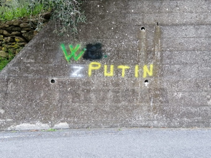 Sulla strada per Dolcedo compare la scritta “W Putin”