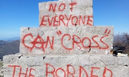 "Not everyone can cross the border": deturpato con una scritta il monte Grammondo