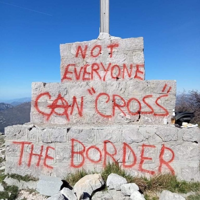 “Not everyone can cross the border”: deturpato con una scritta il monte Grammondo
