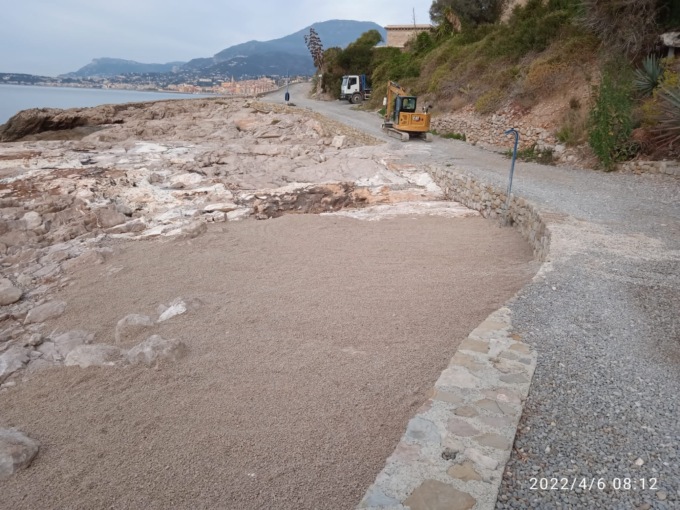 Una spiaggia di sabbia rosa ai Balzi Rossi di Ventimiglia