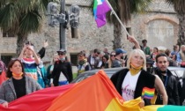 Il popolo gay sfila nelle vie del centro. Centinaia di persone a Sanremo