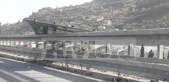 Danni per il vento in provincia di Imperia, c’è pure un incendio di sterpaglie