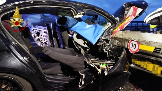 Auto si schianta contro un camion parcheggiato in piazzola sull’A10 a Sanremo: 3 feriti