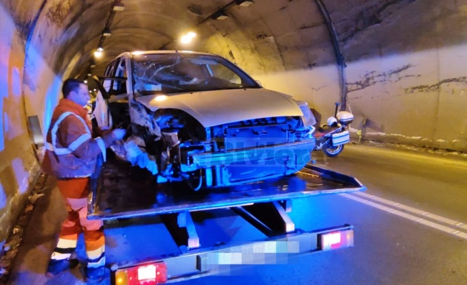Presunte vertigini alla guida: automobilista si schianta sull’Aurelia Bis