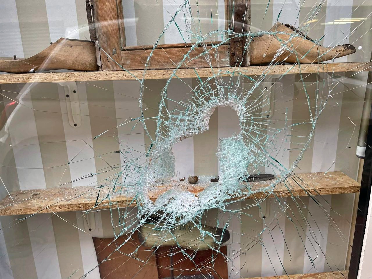 negozio u castè via cavour ventimiglia danneggiamento vetrina spaccata