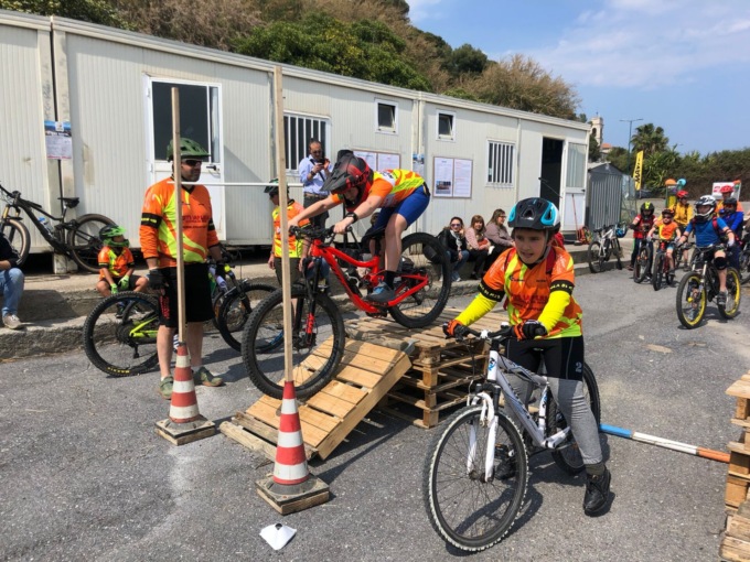 Nuova vita per il campo da calcio abbandonato: sarà una pista per le mountain bike