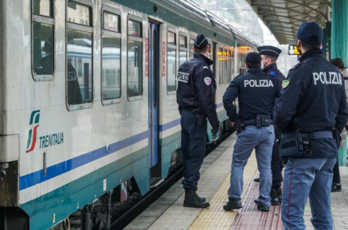 Avrebbe dovuto essere in carcere, Polizia lo arresta alla stazione