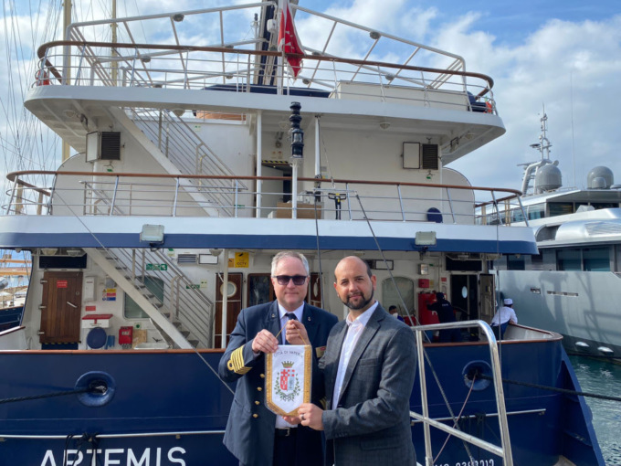 la mini nave da crociera Artemis approda in Calata Cuneo