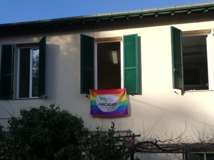 “Togliete quella bandiera di Arcigay”. La pretesa “omofoba” alla sede di Sanremo