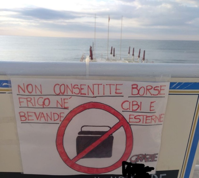 Pasta al forno, panini e bevande vietati… se non acquistati al bar della spiaggia