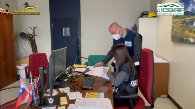 Olio extravergine: irregolari oltre 2,3 milioni di litri, maxi operazione della guardia di finanza