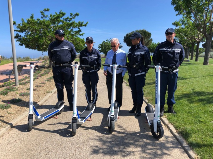 Agenti della Polizia Locale a cavallo dei monopattini