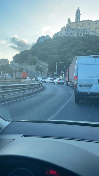 Camion perde carico in autostrada