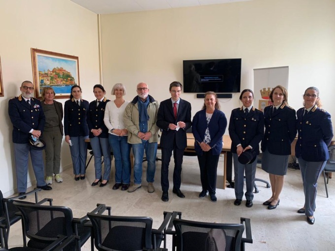 Questore consegna le medaglie di commiato