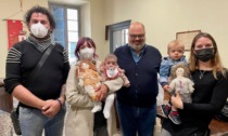 Sindaco dona pigotta con il kit salvavita per i bimbi del terzo mondo