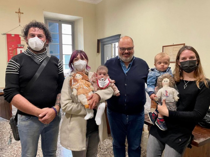 Sindaco dona pigotta con il kit salvavita per i bimbi del terzo mondo