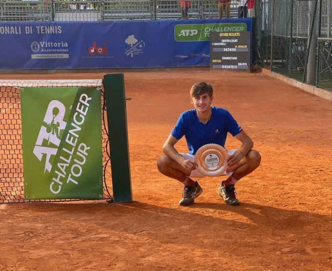 Matteo Arnaldi si supera batte Cobolli e vola ai quarti