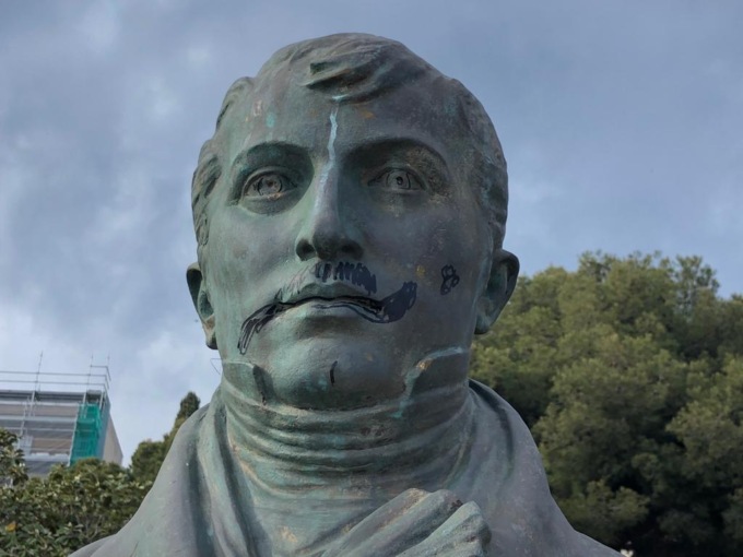 Baffi disegnati sulla statua, vandali a Imperia