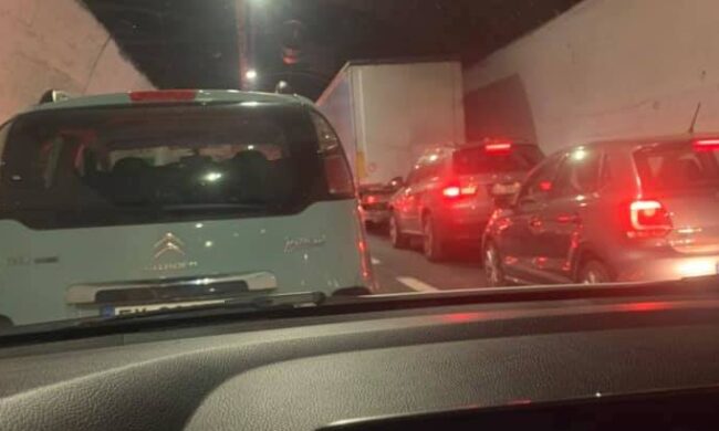 Incidente in autostrada e frana in Francia. Mattinata da incubo