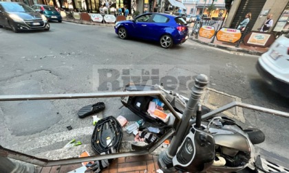 Schianto auto-scooter in pieno centro a Bordighera, detriti come proiettili contro gelateria