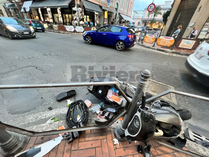 Schianto auto-scooter in pieno centro a Bordighera, detriti come proiettili contro gelateria