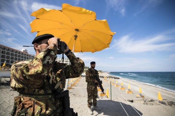Lettino in spiaggia a 3 euro per gli sfollati del Bomba Day. Singolare proposta del Sindaco Za