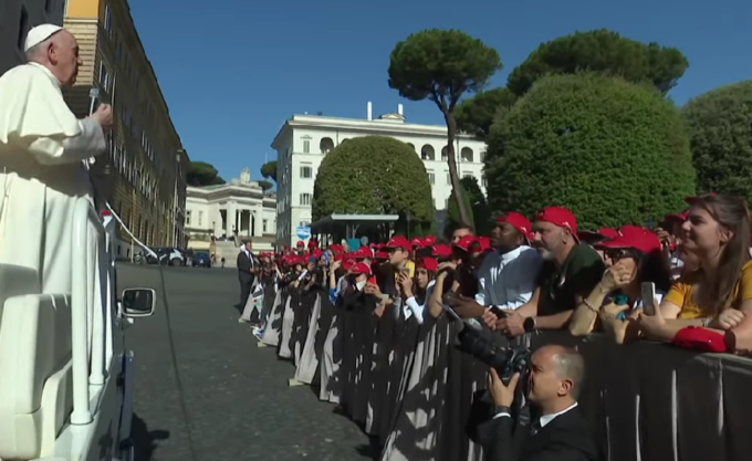 Il Papa ai cresimandi genovesi: “Chi nu cianze nu tetta”