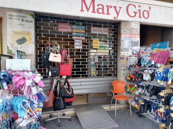 La serrata dei commercianti per dire no al centro commerciale