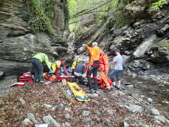Gravemente ferito dopo una caduta nel bosco, biker 46enne in elicottero al Santa Corona