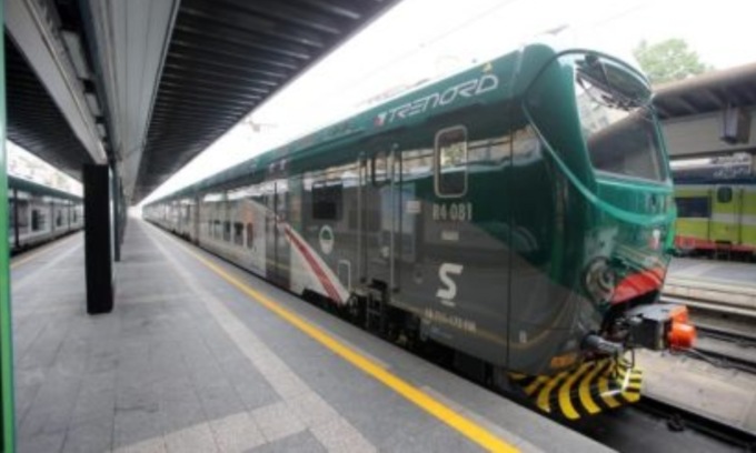 Scende a raccogliere il telefono e muore travolto dall’Intercity