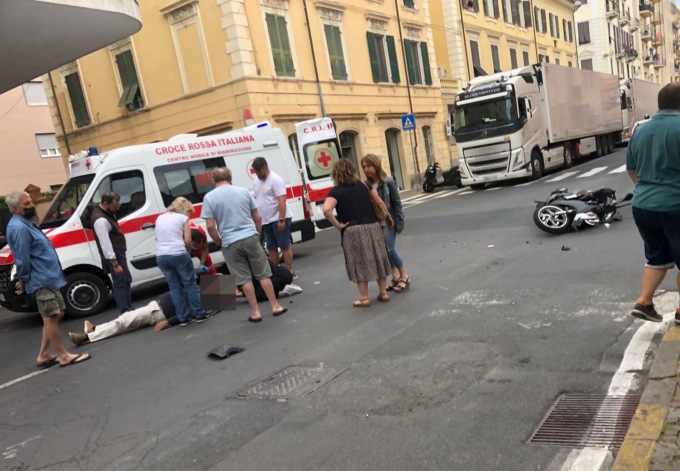 Schianto moto contro auto all’incrocio