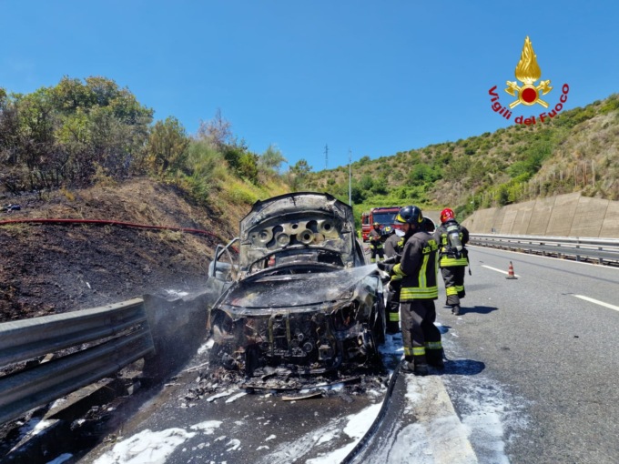 Auto distrutta dalle fiamme in autostrada