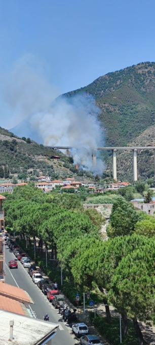 Fiamme da una campagna arrivano fino all’autostrada – LE FOTO