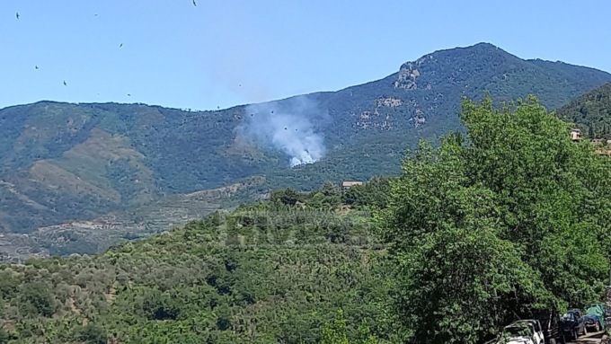 Incendio boschivo tra Perinaldo e Apricale, allertato l’elicottero
