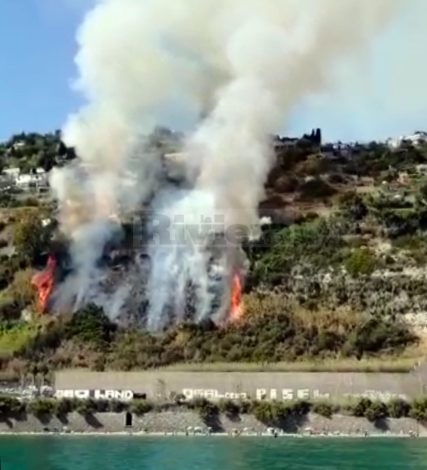 Incendio vicino alle case alle Calandre di Ventimiglia. Video