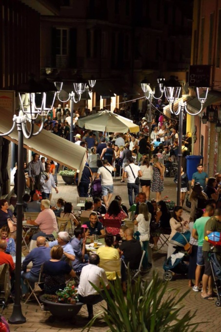 Notte bianca a Ventimiglia al motto “Peace & Love”