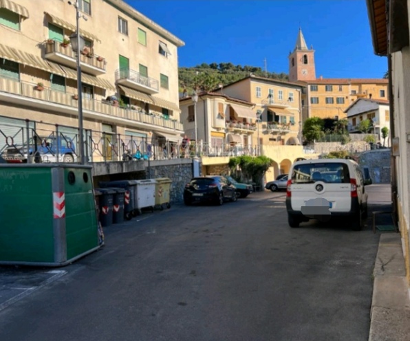 Lamentele per “l’esplosione di rumore” della raccolta del vetro